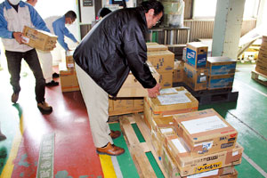 全国の拠点から届いた支援物資を鹿島システム工場に集めていわき地区の社員に配布し、懸命の復旧活動が続けられた
