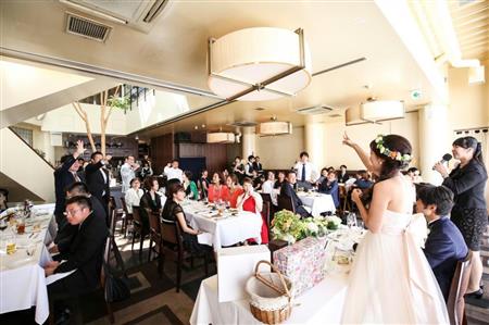 都内レストランで、アールキューブの会費婚サービスによって挙げられた結婚披露宴