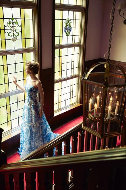 世界初！英国妃愛用ブランドのカラードレスなど新作15型 販売開始／トレンドは「輝くドレス」