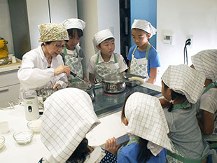  子ども調理科学教室 「わくわくキッチン！たべものへんしんきょうしつ」 ８月に３回実施