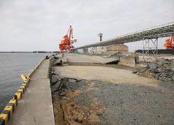 福島県いわき市にある小名浜港の第3埠頭。コンクリートがめくれ、地面が露出している
