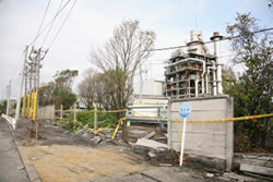 小名浜臨海工業団地では、広範囲にわたって道路や塀が破壊されている箇所もみられた