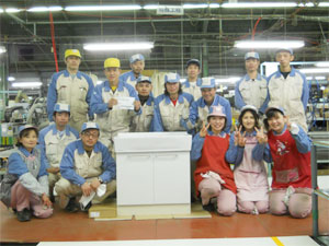 震災発生から約1カ月後の4月18日に、いわき事業所（四倉工場）から初めて出荷された洗面化粧台
