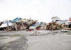 東日本大震災から約２カ月後の小名浜港（福島県いわき市）。クリナップの主力生産拠点であるいわき事業所も被災した。