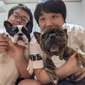 家族の絆が皆川選手の強さの源。夫の拓也さんと愛犬のレイアちゃん、マハロちゃん（写真左から）との団らんが、癒しのひととき