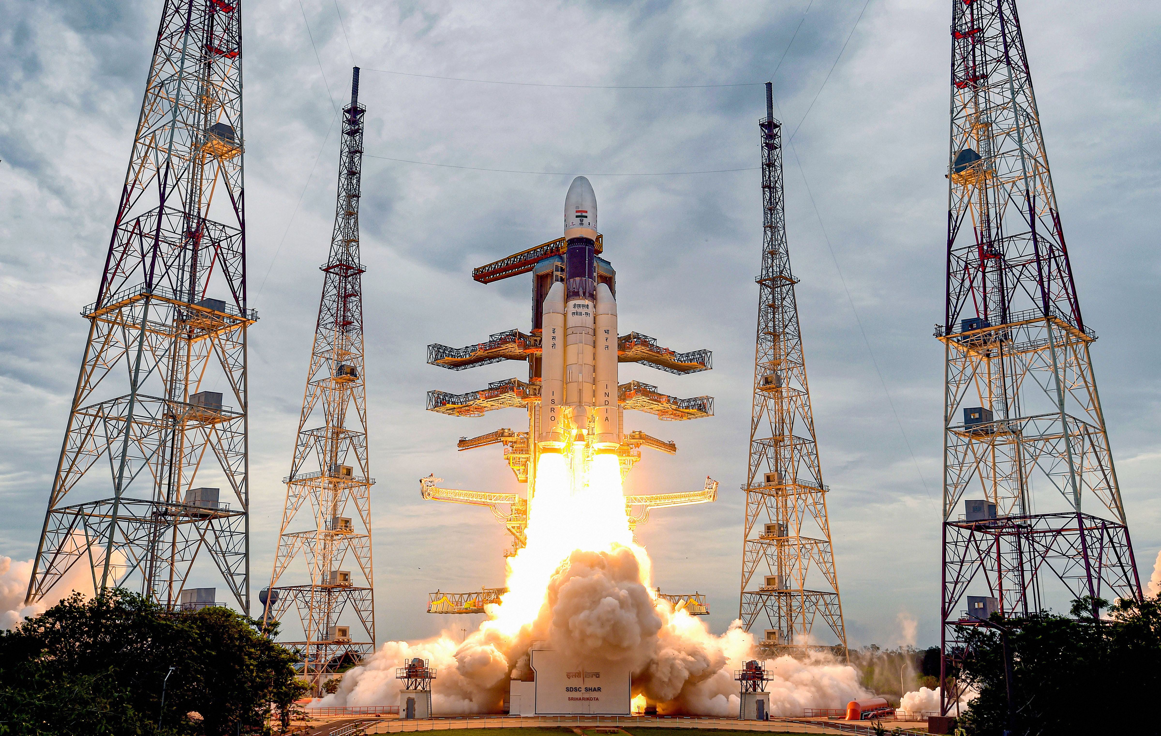 打ち上げられるチャンドラヤーン2号＝22日、インド南部で（PTI）