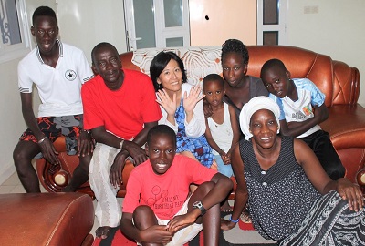 セネガルの家族と10年ぶりに再会した深井さん（左から4人目）