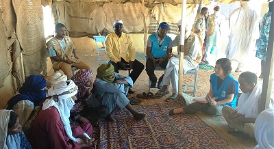 難民キャンプで聞き取り調査する深井さん（右から2人目）
