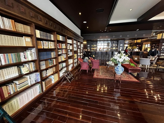 長野県茅野市の親湯温泉ホテル。膨大な蔵書に囲まれたロビーも『まちライブリー』となっている