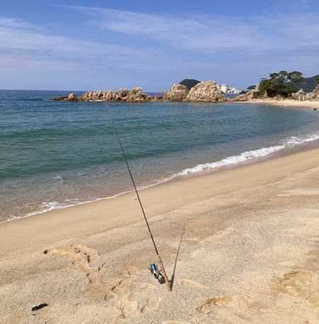 白砂が美しい水晶浜。遠くに関西電力の美浜原発が見える
