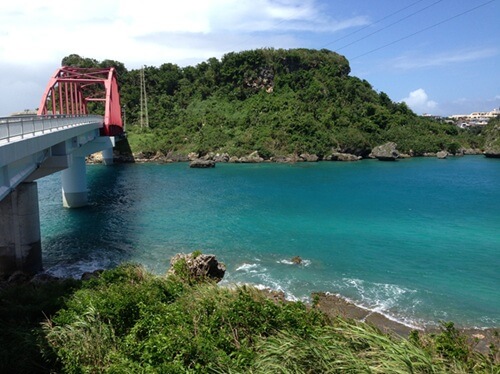 浜崎港の正面に見える瀬底島と本島と島を繋ぐ瀬底大橋。輝くようなブルーの海が島を取り巻いている。