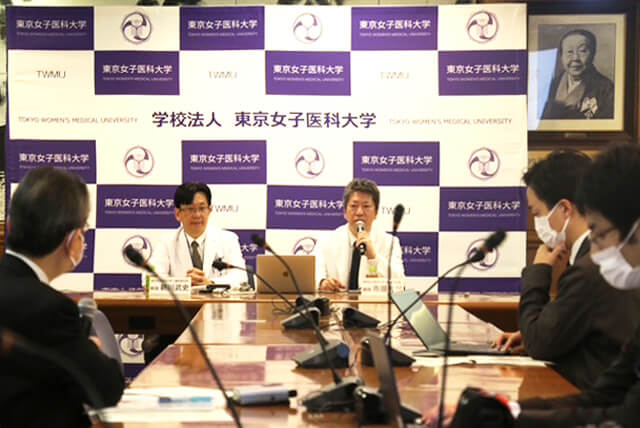 ”難治性心不全”の最新治療を医療メディアに報告する東京女子医大の市原有起医師（右）と新川武史教授（左）