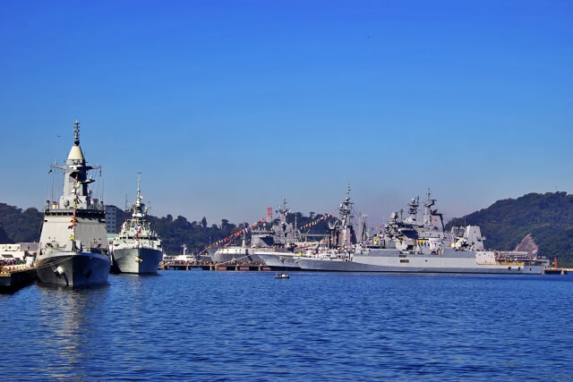 中国軍爆撃機の飛行ルートの先にはイージス艦等が停泊する自衛隊横須賀基地も。日中の緊張感は高まる一方だ