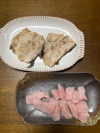 大イワナの刺身（下）はほんのり桜色で美味。歯ごたえも十分。ちなみにムニエル（上）も作ってみた