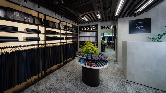 オーダースーツSADA plus 八重洲店の店内