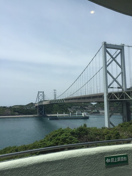 関門海峡をまたぐ関門大橋。この橋を渡る頃はまた海は凪いでいたのだが