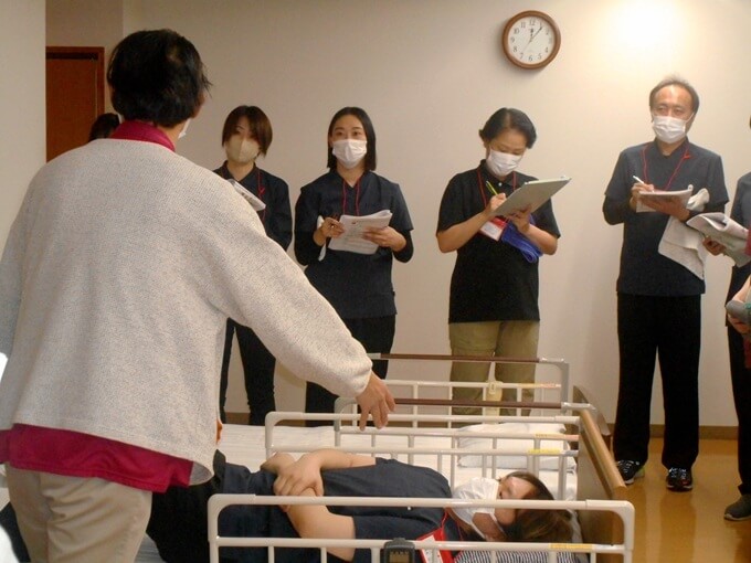 介護現場をリアルに再現した施設で研修を受けるSOMPOケアの新人職員
