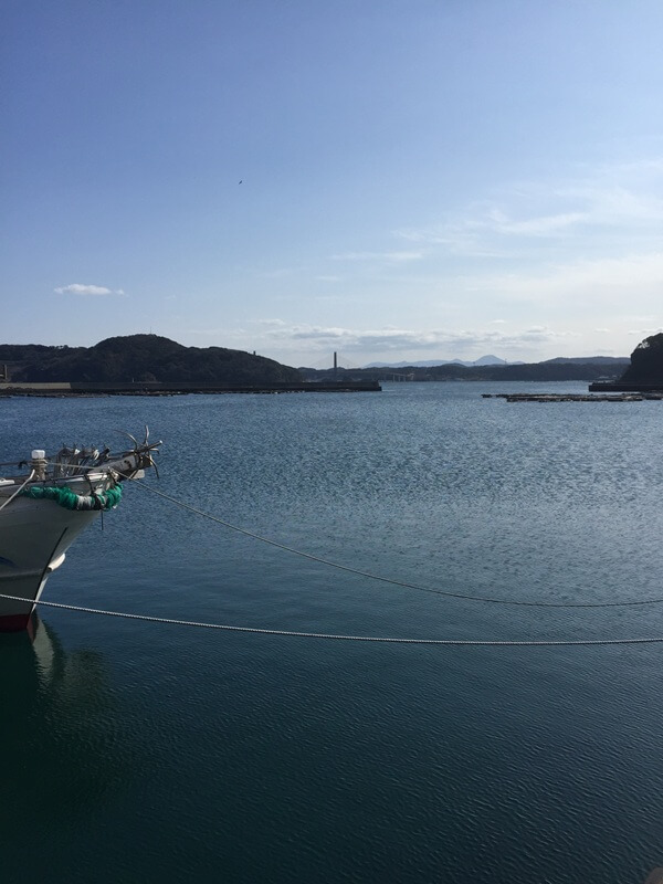 遥かに長崎の島々を望む高串漁港