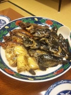この日の釣果が煮付けで民宿の大皿にずらりと並んだ。最高の肴だ