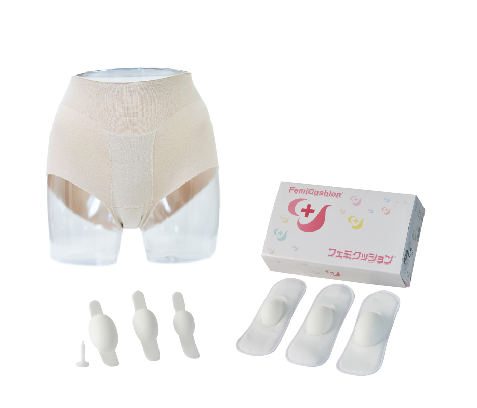 「フェミクッション」スターターキット。写真左後列に見えるのが、2024年12月に発売された、普通の下着のように履ける「ベルトレス版フェミクッション専用サポーター」。写真左前列の「クッション」を「ホルダー」（写真右前列）にセットし、サポーターに固定する。クッションがデリケートゾーンに当たるようにサポーターを履き（次の画像「装着イメージ」を参照）、クッションを密着させて固定する。同社ホームページ（https://urogyne.jp/）でオンライン購入も可能