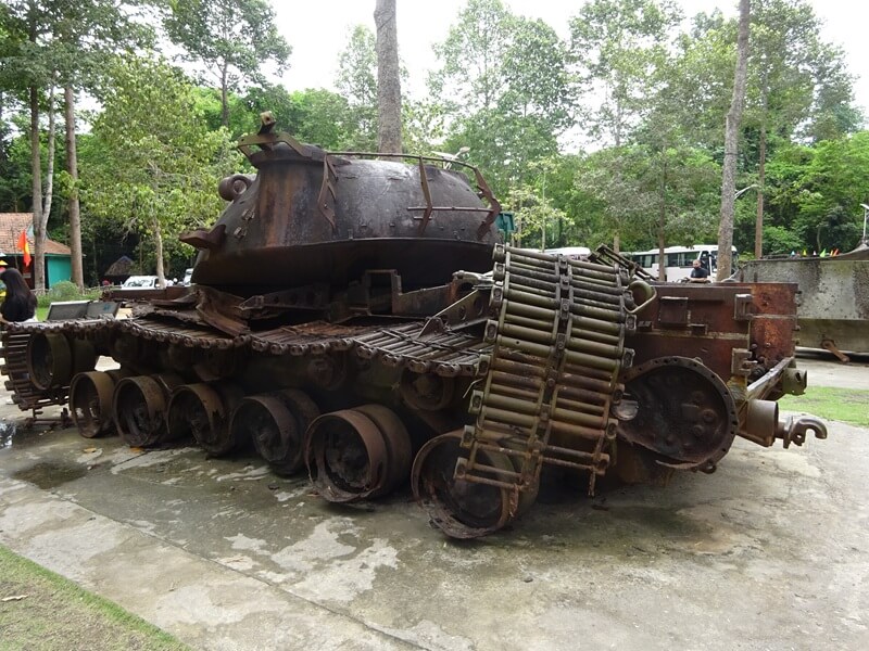 ベトコンの仕掛けた地雷で破壊された米軍の戦車。クチ地区の入口に朽ち果てた姿で置かれていた