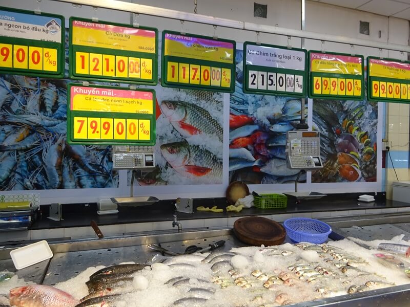 スーパーの川魚の売り場。メコンデルタで水揚げされるあらゆる種類の魚が並ぶ