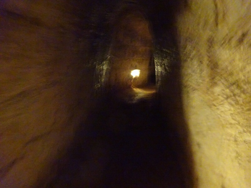 ベトコン兵士が移動した地下トンネル。一人が腹這い状態でやっと移動できる狭さでクチ地区では総延長２５０キロメートルにわたりトンネルが網の目のように張り巡らされている