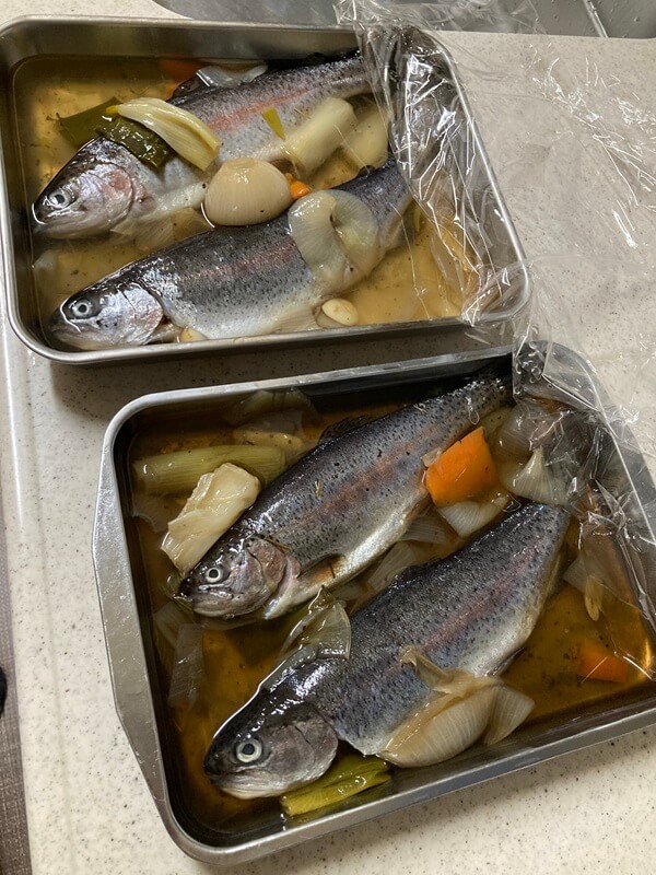 燻製作りに欠かせないソミュール液への漬け込み。漬け込む時間と塩抜きが燻製の味を決める