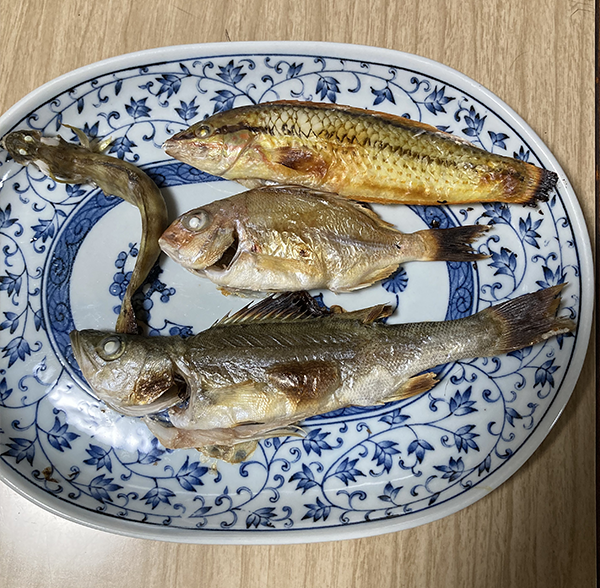 脇役の雑魚の塩焼き。セイゴは意外に美味しかった
