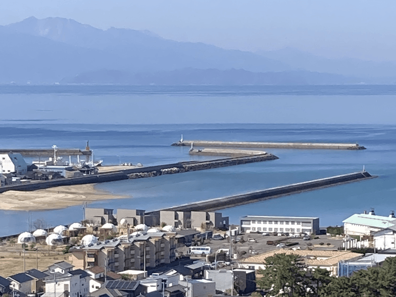 瀬戸内の日差しを浴びた観音寺漁港の遠景。釣り人の気配はなかったが。