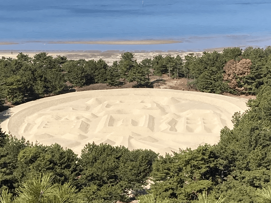 香川県の観光スポットとしても有名な「銭形砂絵・寛永通宝」。江戸時代に作られたと言われるが、今なおその経緯は不明と言う。
