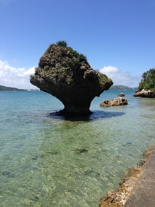 浜比嘉島を取り巻くサンゴ礁。ハリセンボンを頻繁に見かける場所だったはずだが・・・・
