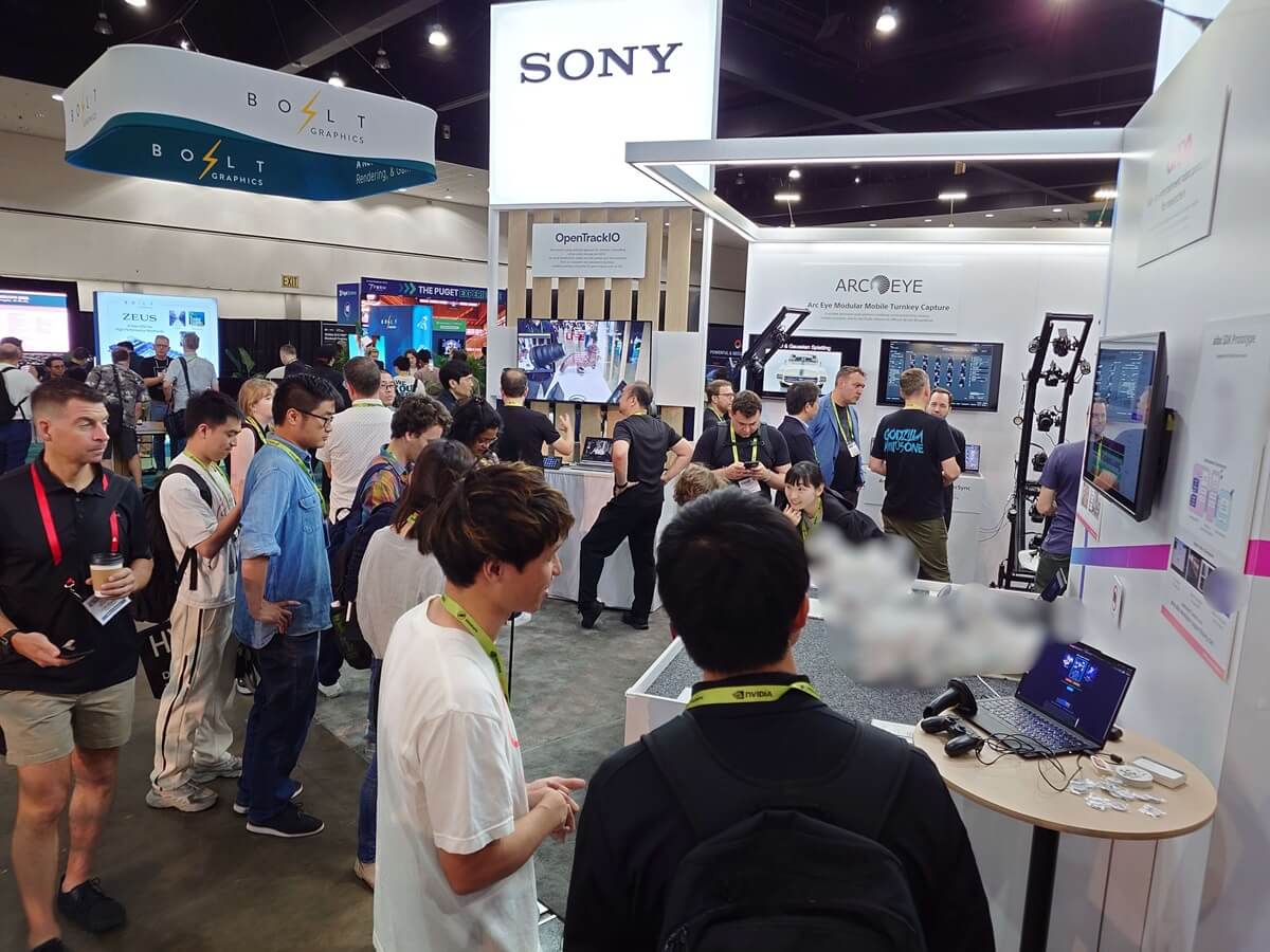 ソニーは、米国のロサンゼルス・コンベンション・センターで7月に開催された「SIGGRAPH(シーグラフ) 2026」に研究開発用途向けの「aibo」試作機を出展。写真では試作機にぼかしが入り、どんな姿をしているのかは確認できない。