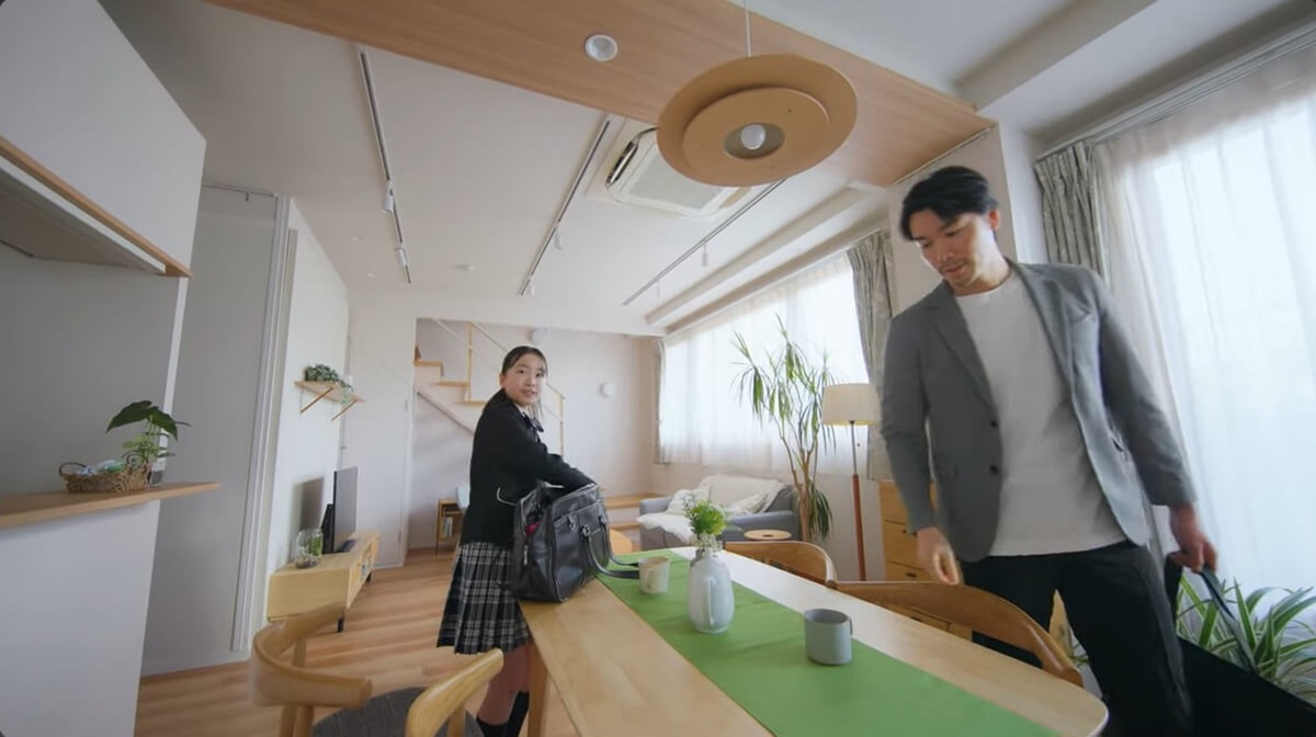 出勤や通学で時間に追われる朝。その慌ただしい最中にさえ、日常のちょっとした幸せが存在していることを、「aibo」のカメラは捉えている。