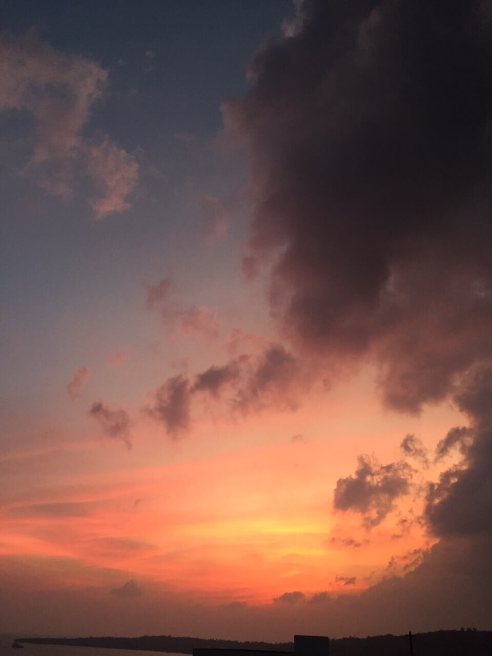 帰りがけに見た神崎港の夕焼け。遠い昔、この空のもとで行われた元の軍団との戦いが想像もできない平和な色だ。