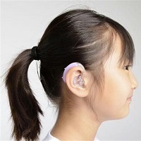 小型・軽量で外れにくい子供向け補聴器