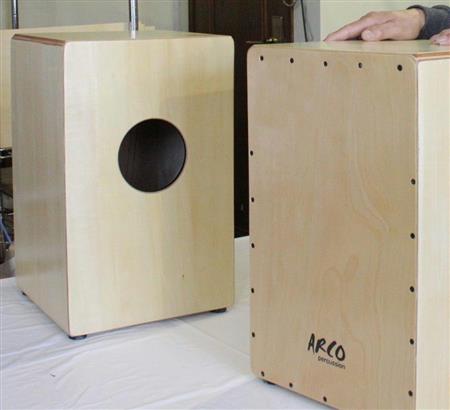 ドラムの再現ができる箱形の木製楽器「カホン」