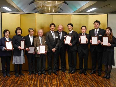 システムキッチン大手のクリナップの特例子会社・クリナップハートフルの創立10周年記念式典で、勤続10年および5年の社員がそれぞれ4名表彰された
