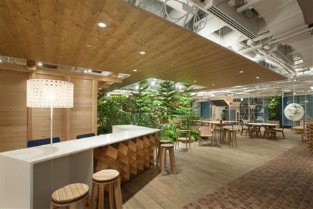 エコッツェリア協会が運営する３×３ＬａｂＦｕｔｕｒｅ。乃村工藝社がデザイン・設計から関わり、２０種類以上の木材などを活用し環境配慮の空間づくりを行った＝東京・大手町