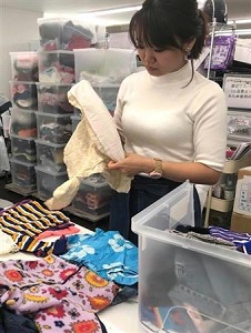 会員から送られてきた子供服の検品＝東京都港区