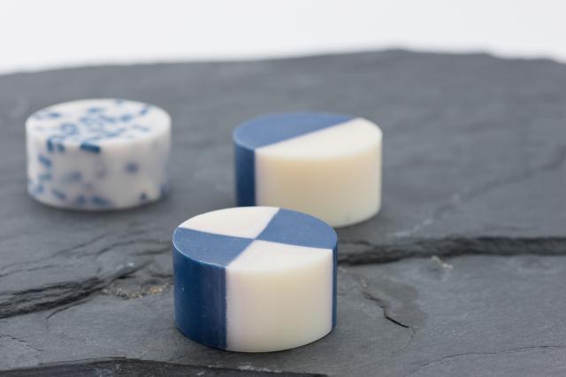 世界で初めての藍より抽出した天然成分を配合する藍染め石鹸の製造販売