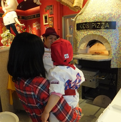 ピッツァ職人体験で子どもたちが目を輝かせる！ピッツァのテーマレストラン「ピッツァランドTOKYO」