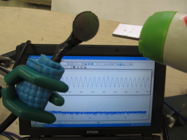 空中を伝搬する超音波の応用技術を開発