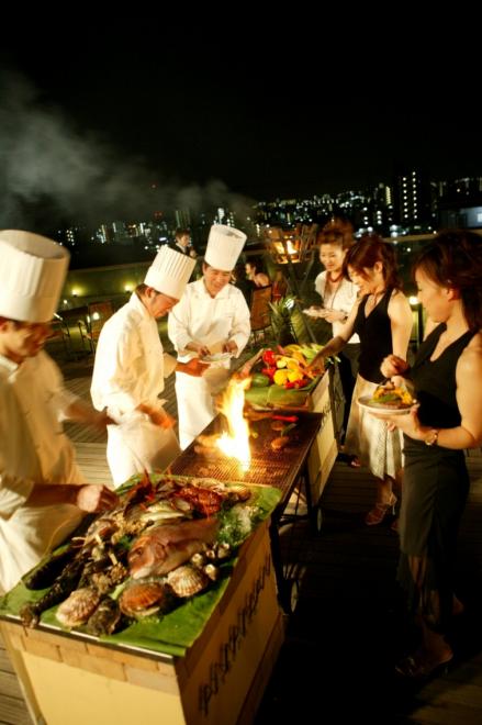 歴史的洋館で雰囲気も酔えるビアガーデン／スペイン料理食べ放題を提供