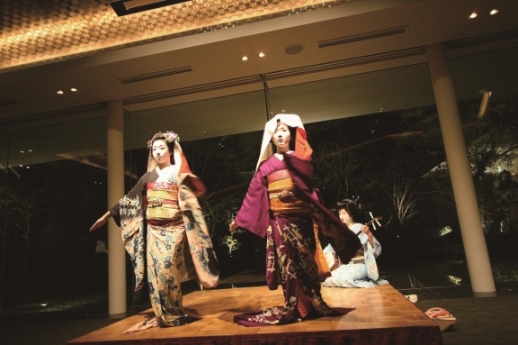 文化財の庭を背景に芸妓の舞いと懐石を楽しむ金沢の宴を開催