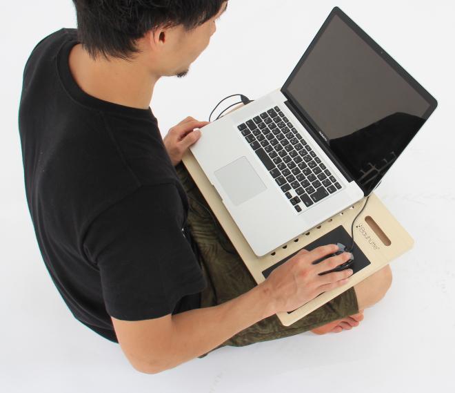 ただの板とは言わせない！「自由な体勢でパソコン作業」をサポートする究極のシンプルPCデスク  発売。