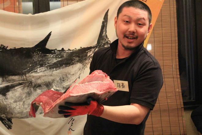 なんとビールが無料！全員参加型のマグロ解体ショー開催！