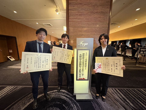 レスリング部の前田監督、青柳選手、石井選手が、 文部科学大臣表彰を受賞しました