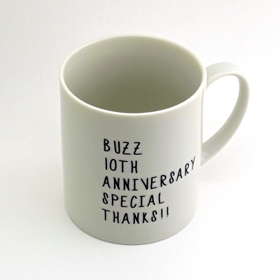 ノベルティグッズ名入れ制作事例のご紹介 「開店10周年のヘアサロン、記念のマグをお得意様へ」