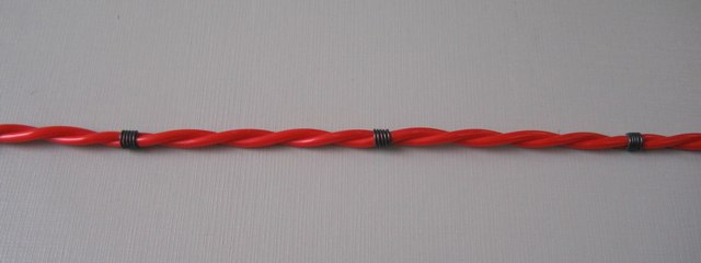 電気設備の電線に取付け、電線の異常温度を監視する／電線用温度感知線の新製品